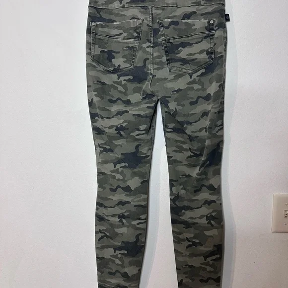 Rock & Republic Camo Jeans - Picture 3 of 4